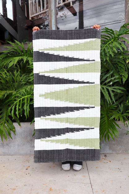 Tapete Médio Malha Bico Lateral Preto e Verde