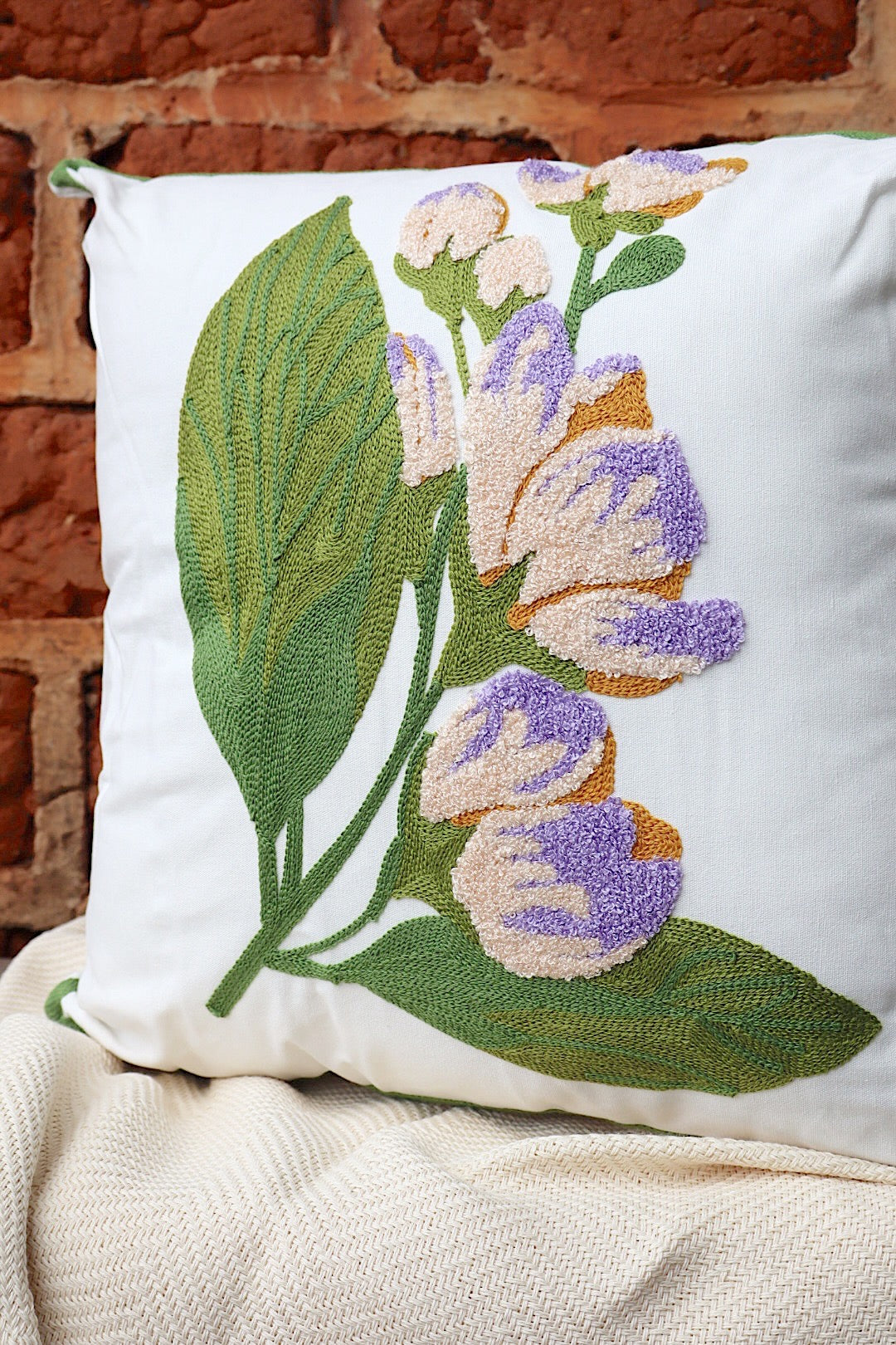 Capa de Almofada Bordada em Linho 45x45 Flores Lilás e Verde