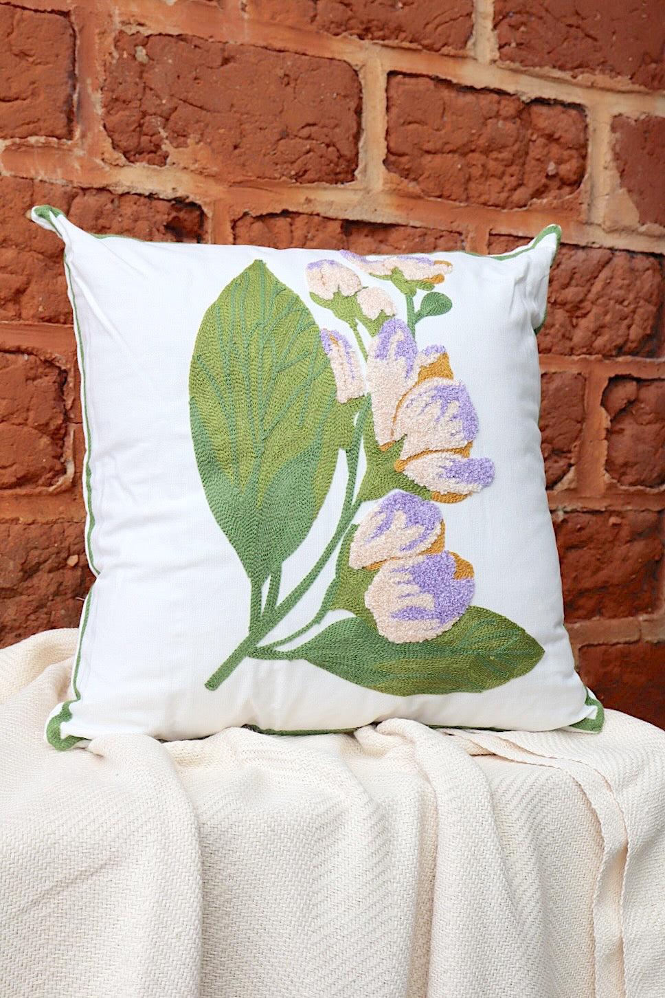 Capa de Almofada Bordada em Linho 45x45 Flores Lilás e Verde