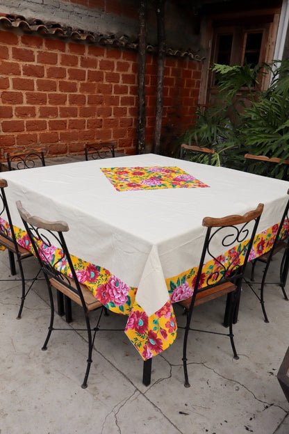Toalha de Mesa Quadrada Com Barra em Chita Amarela Mesa 8 Lugares 2,40x2,40m
