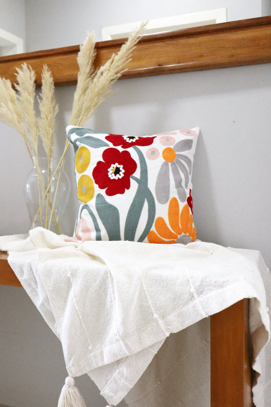 Capa de Almofada Bordada em Linho 45x45 OUT Laranja e Vermelha