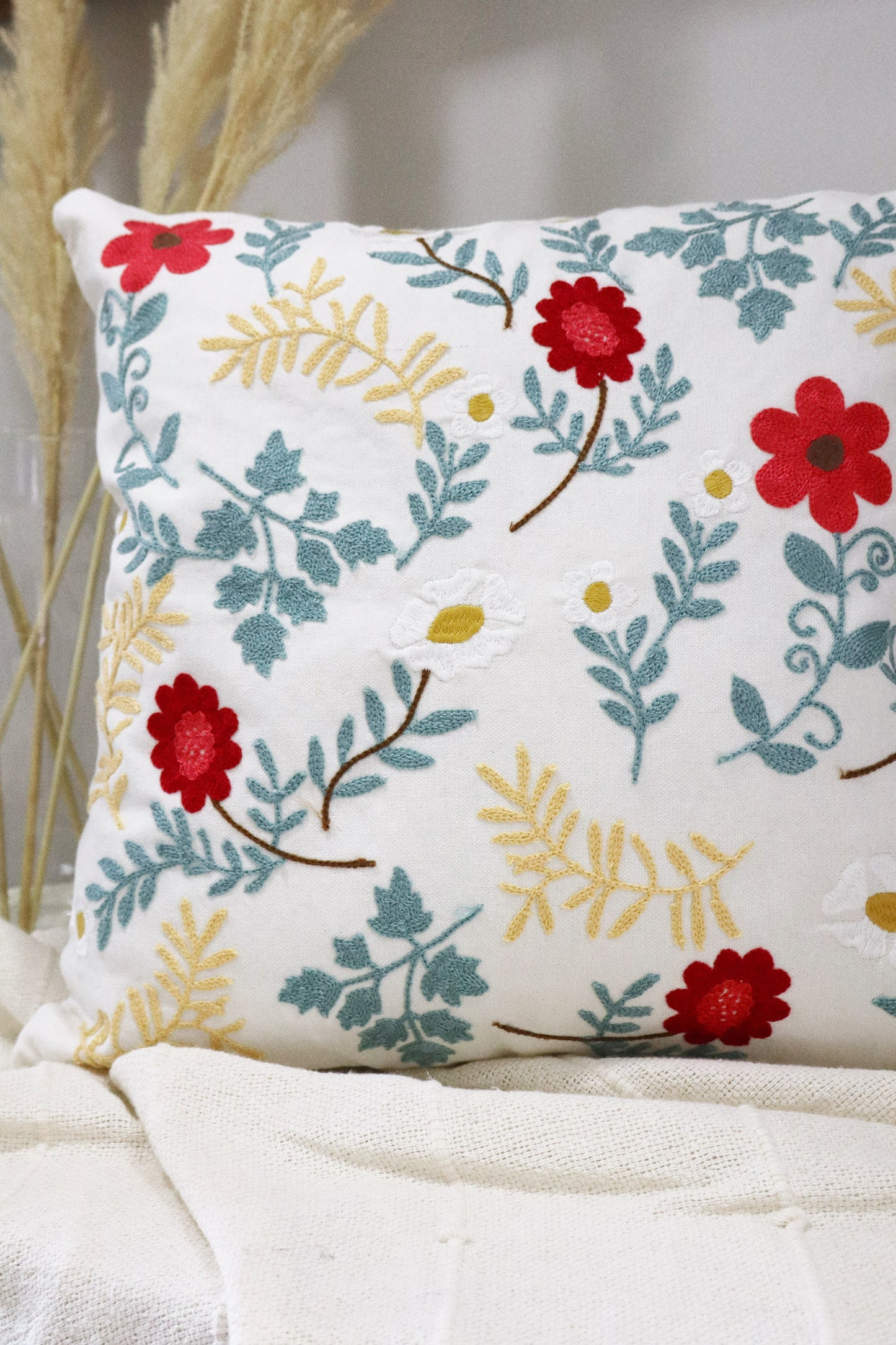 Capa de Almofada Bordada em Linho 45x45 OUT Tifanny e Vermelha