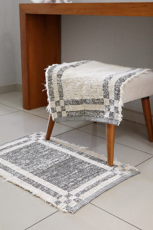 Tapete Algodão Felpudo Dupla Face Preto sem Franja 50x80cm