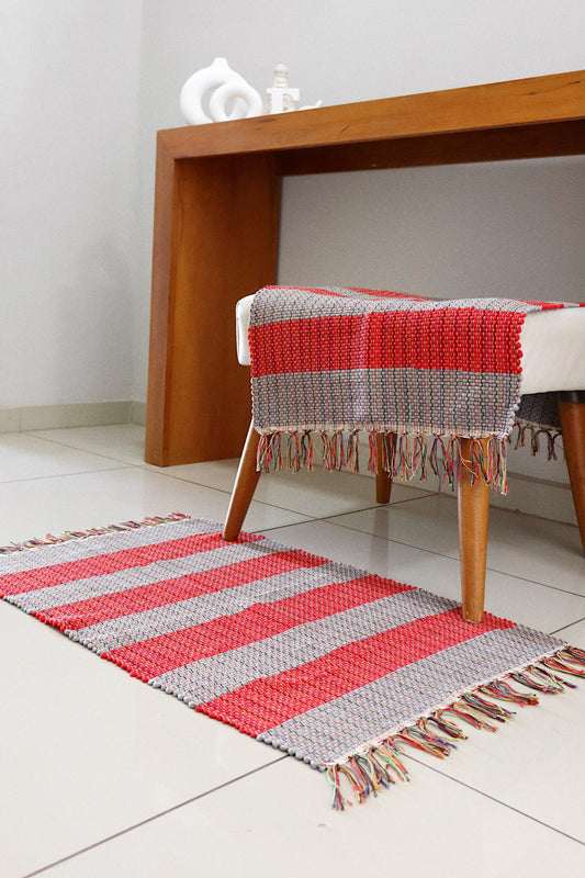 Par de Tapete de Malha Listrado Vermelho e Cinza