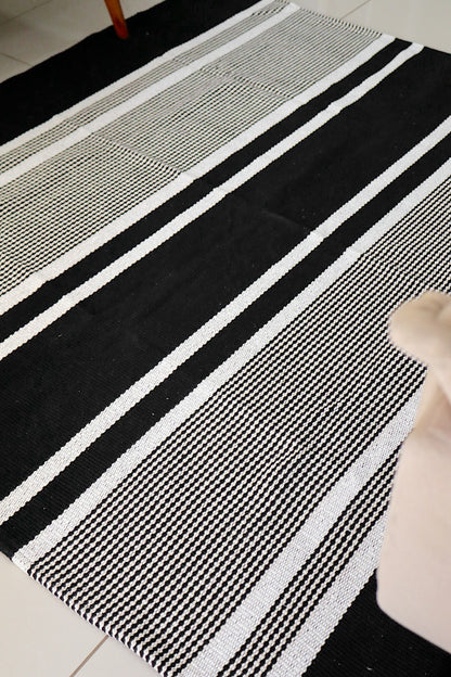 Tapete em Linha Preto Listrado 1,50x1,50m