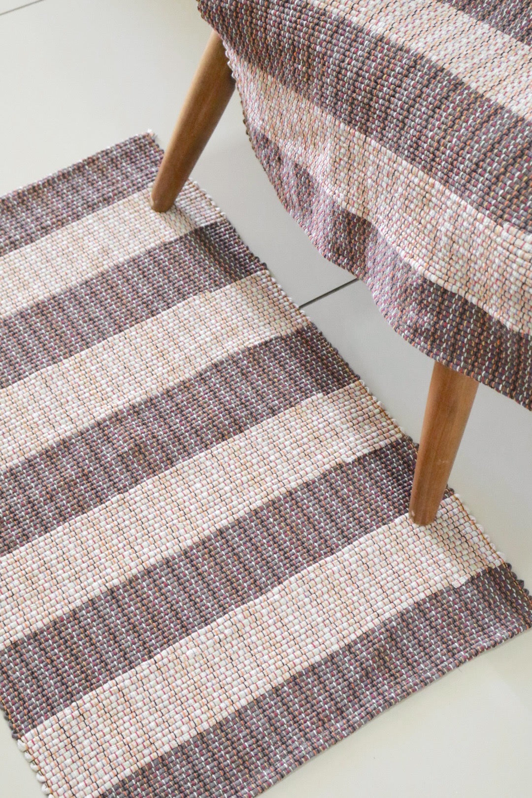 Par de Tapete de Malha Sem Franja Listrado Marrom