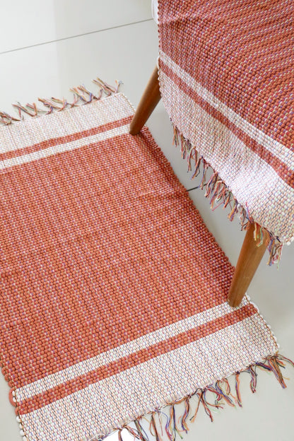 Par de Tapete de Malha Moldura Terracota