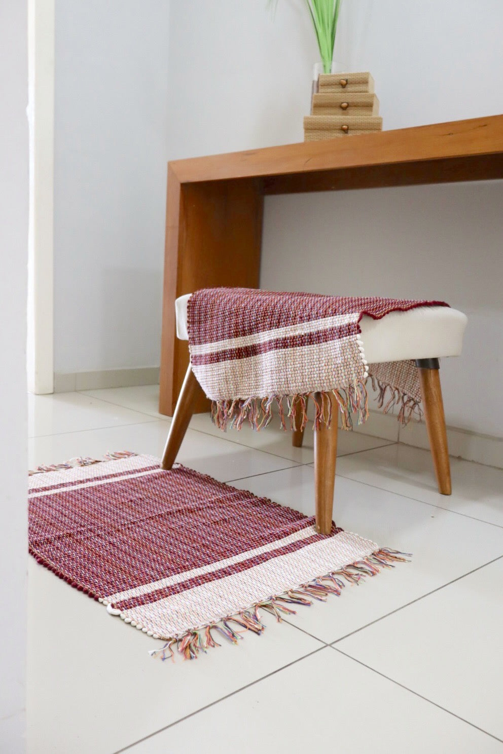 Par de Tapete de Malha Moldura Vinho