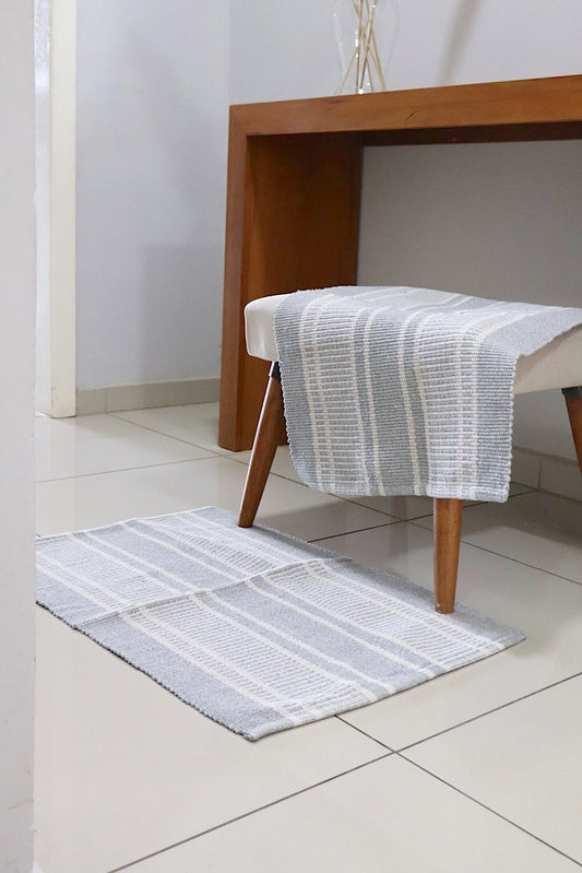 Tapete em Linha Listrado Cinza 48x78cm