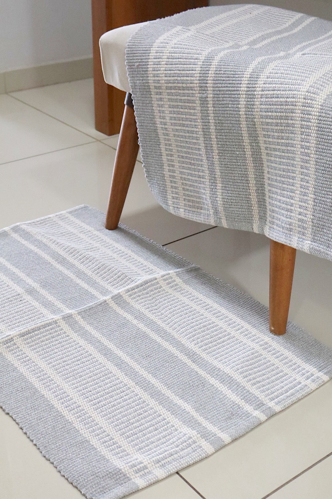 Tapete em Linha Listrado Cinza 48x78cm