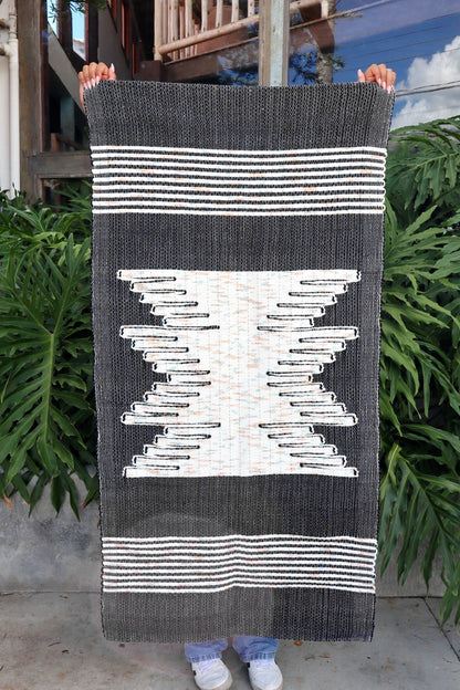 Tapete Médio Malha Preto com Bico Cru Sem Franja