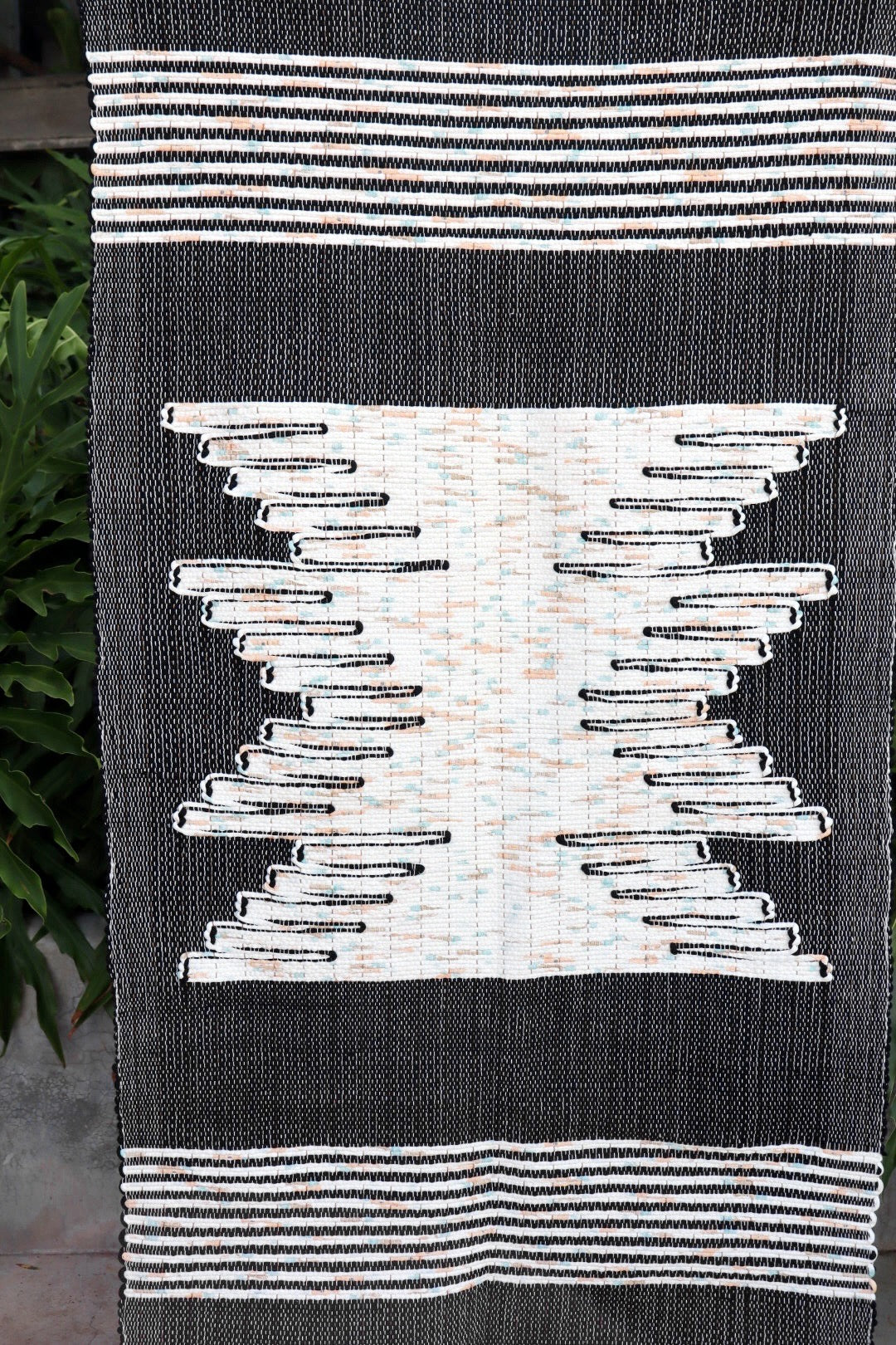 Tapete Médio Malha Preto com Bico Cru Sem Franja