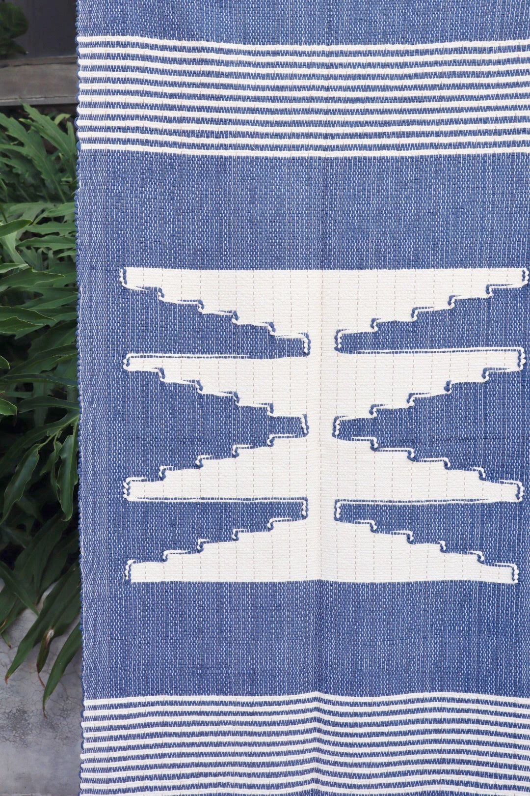 Tapete Médio Malha Azul com Bico Cru Sem Franja