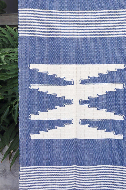 Tapete Médio Malha Azul com Bico Cru Sem Franja