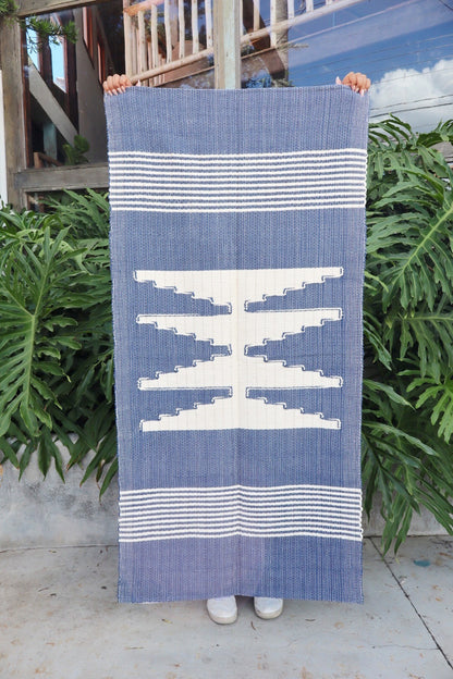 Tapete Médio Malha Azul com Bico Cru Sem Franja