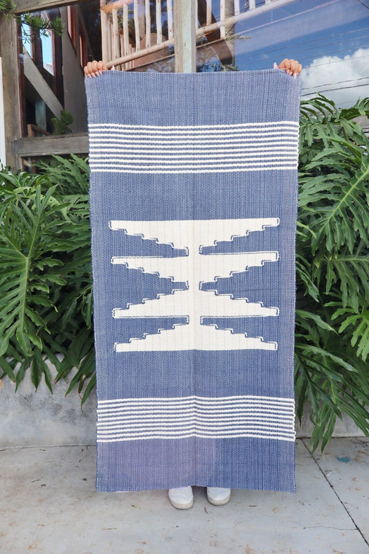 Tapete Médio Malha Azul com Bico Cru Sem Franja