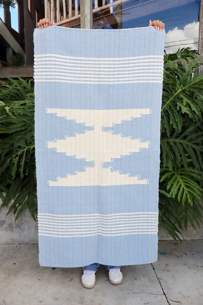 Tapete Médio Malha Azul Claro com Bico Cru Sem Franja