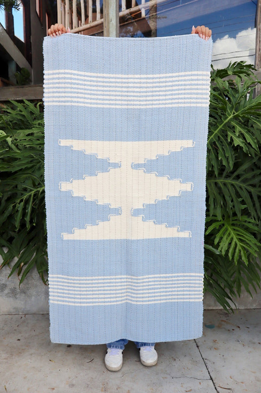 Tapete Médio Malha Azul Claro com Bico Cru Sem Franja