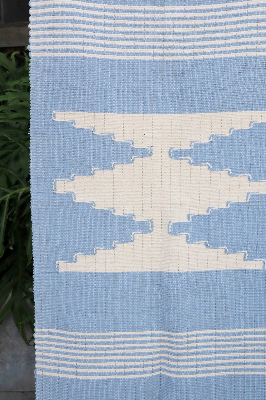 Tapete Médio Malha Azul Claro com Bico Cru Sem Franja