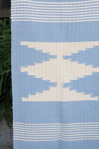 Tapete Médio Malha Azul Claro com Bico Cru Sem Franja