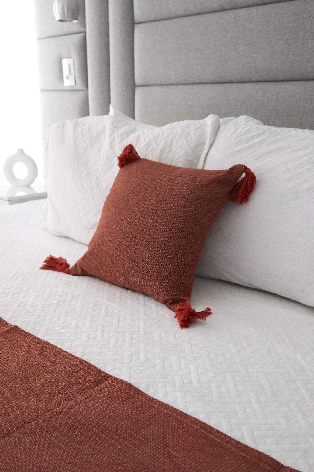 Capa de Almofada Boho com Pompom Terracota 45x45