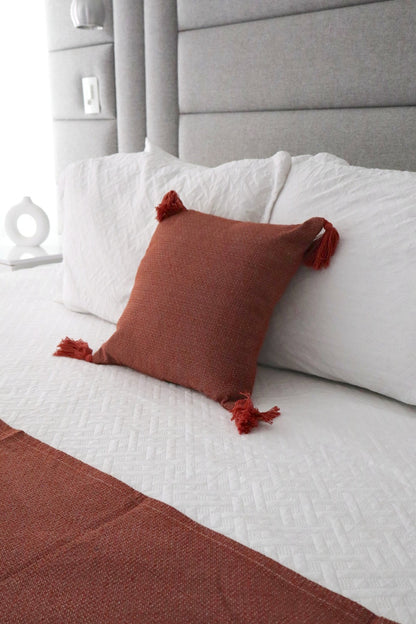 Capa de Almofada Boho com Pompom Terracota 45x45