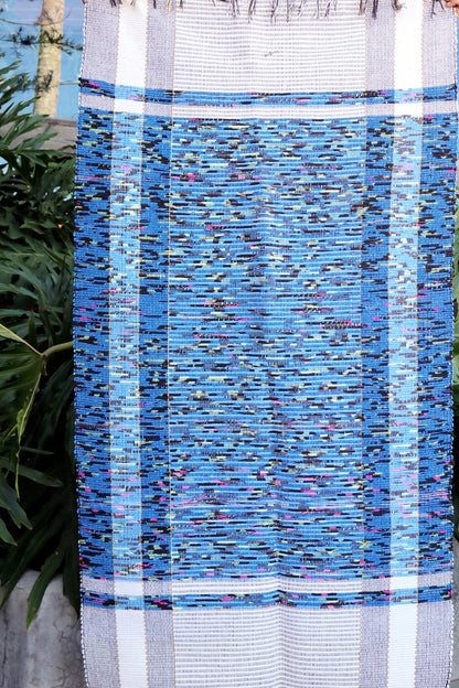 Tapete Médio em Malha Moldura Azul Mesclado