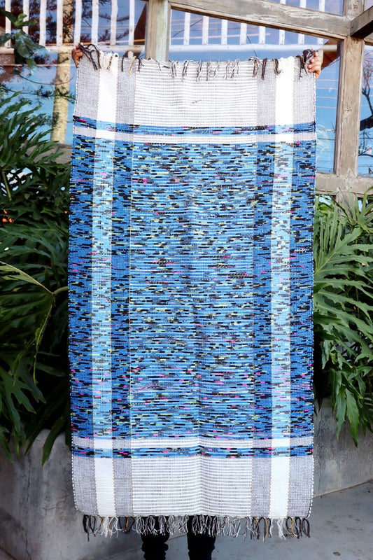 Tapete Médio em Malha Moldura Azul Mesclado