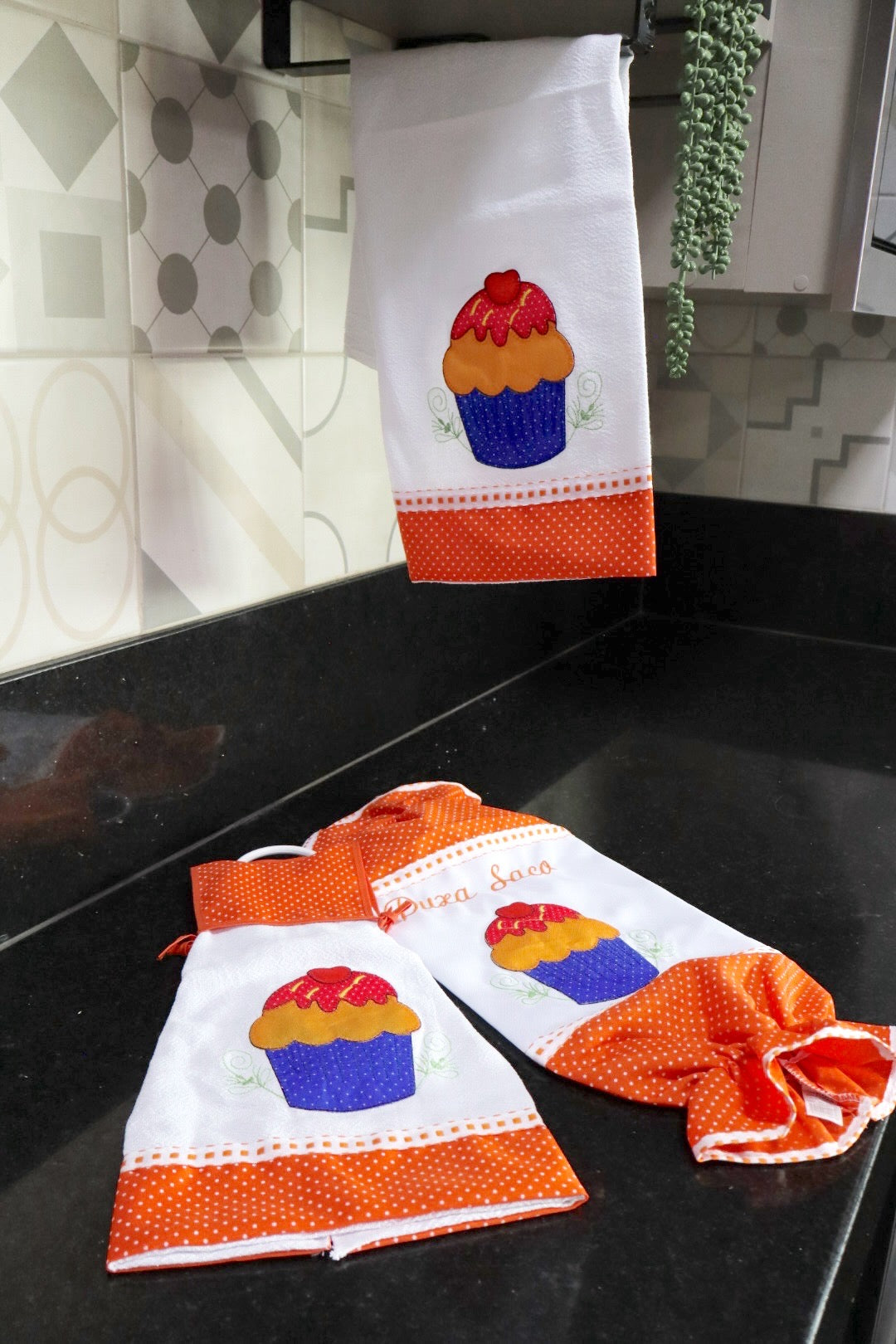 Kit Cozinha 3 Peças - Bate Mão, Pano De Prato E Puxa Saco Cupcake Laranja