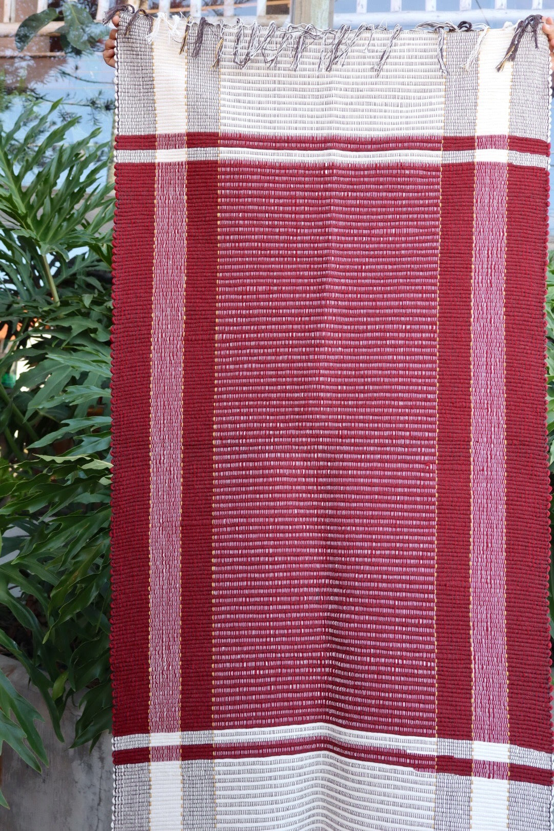 Tapete Médio em Malha Moldura Vermelho Escuro