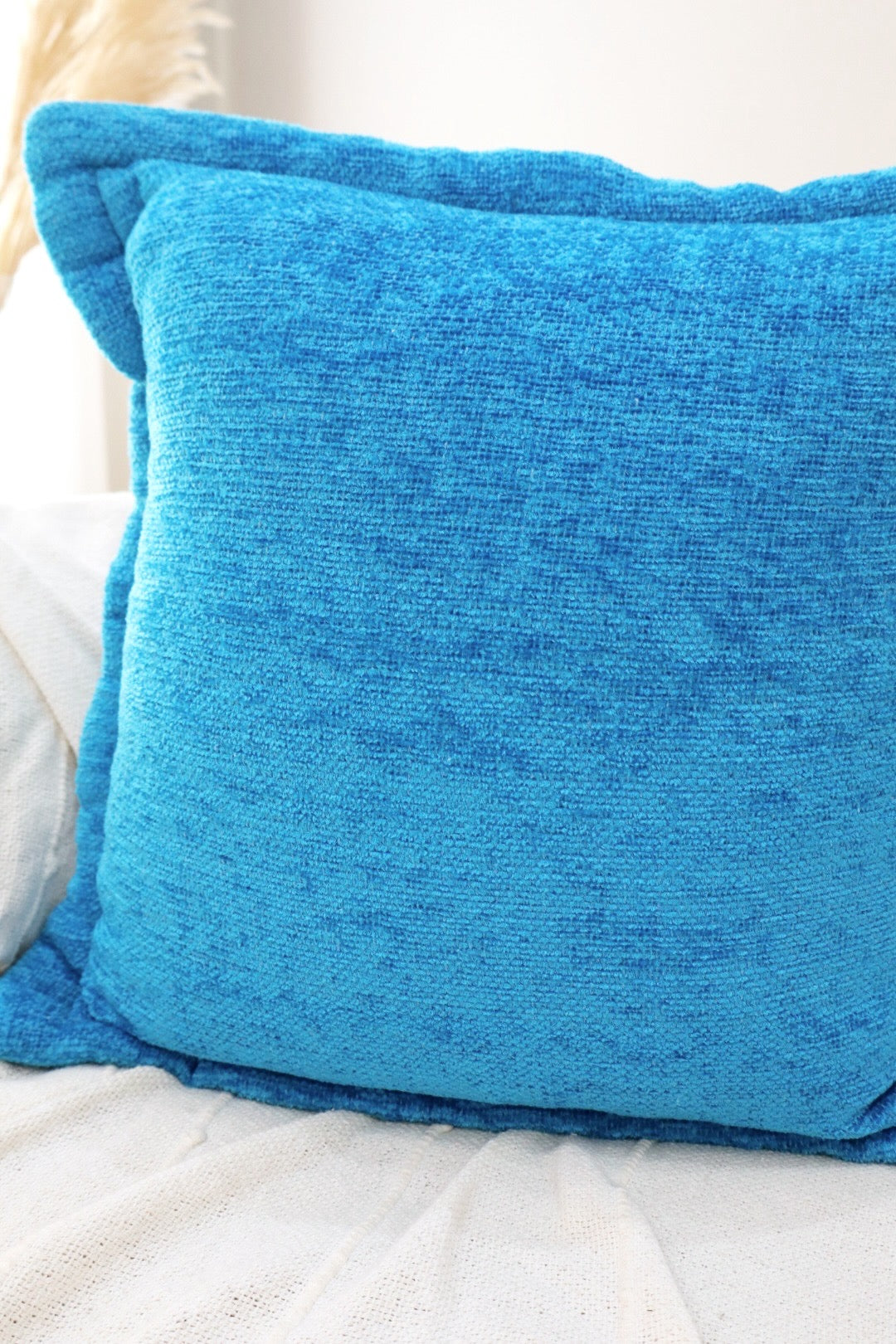 Capa de Almofada em Chenille com Aba Lateral Azul Claro 45x45