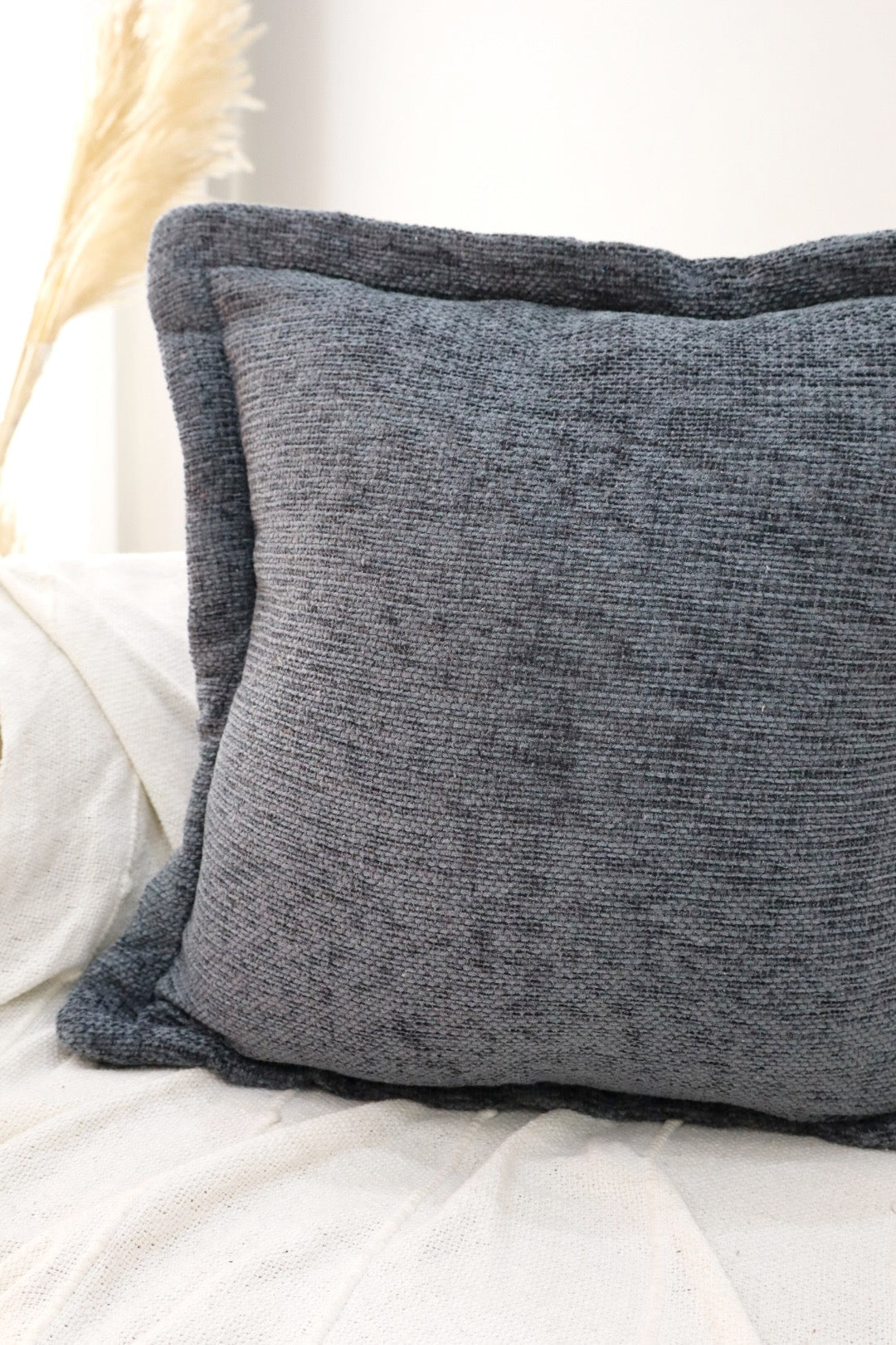 Capa de Almofada em Chenille com Aba Lateral Grafite 45x45
