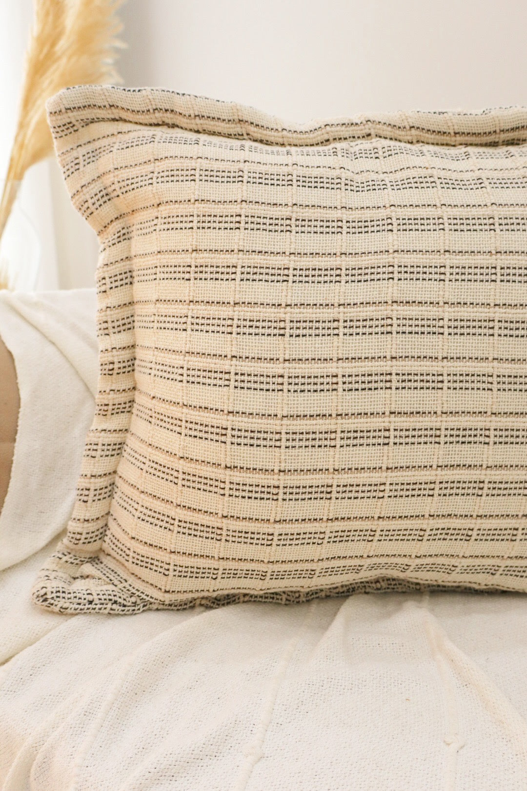 Capa de Almofada Decorativa em Algodão Listrada Cru e Preto 45x45