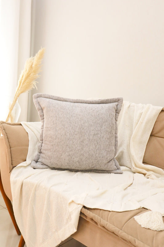 Capa de Almofada em Chenille com Aba Lateral Cinza Claro 45x45