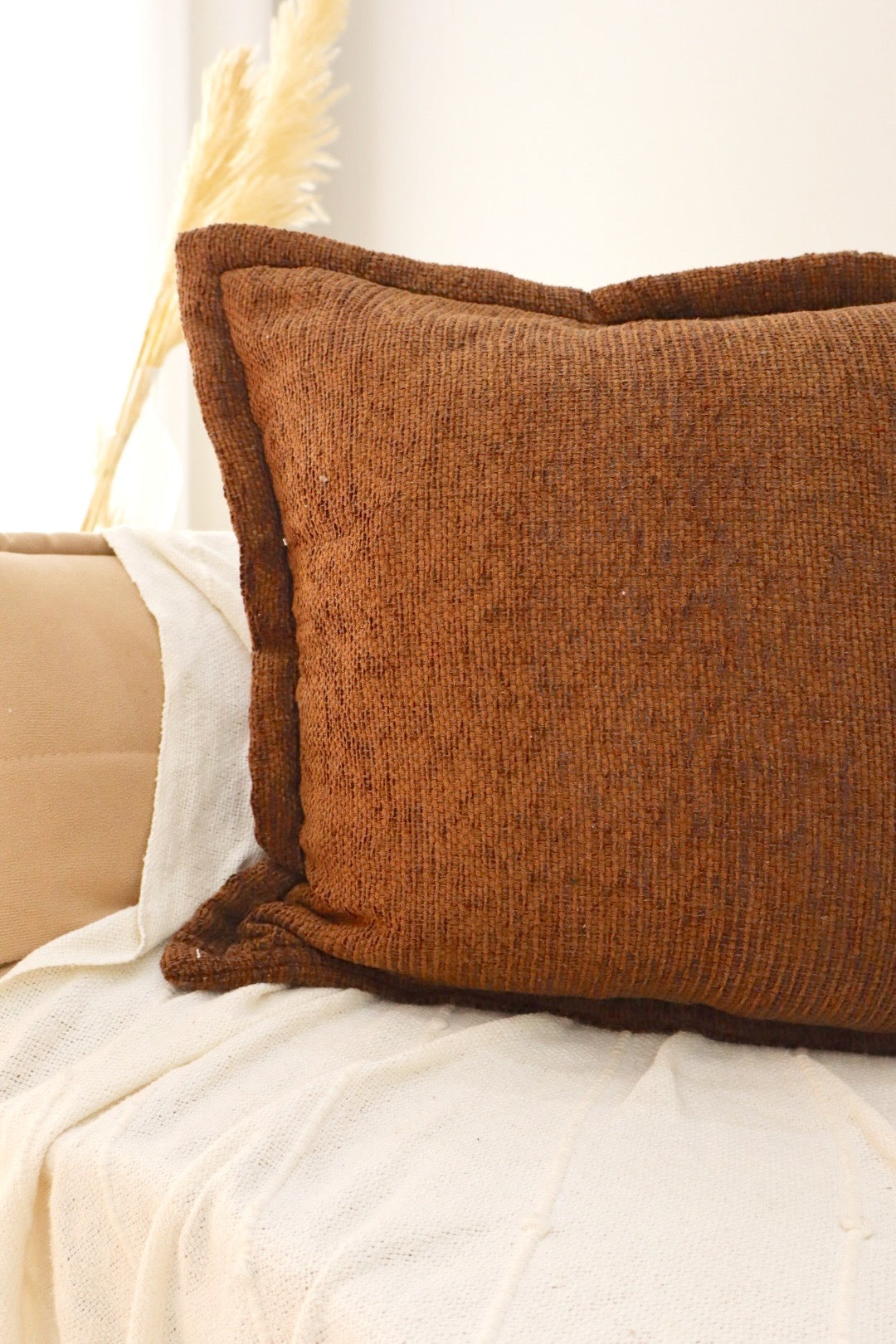 Capa de Almofada em Chenille com Aba Lateral Marrom 45x45