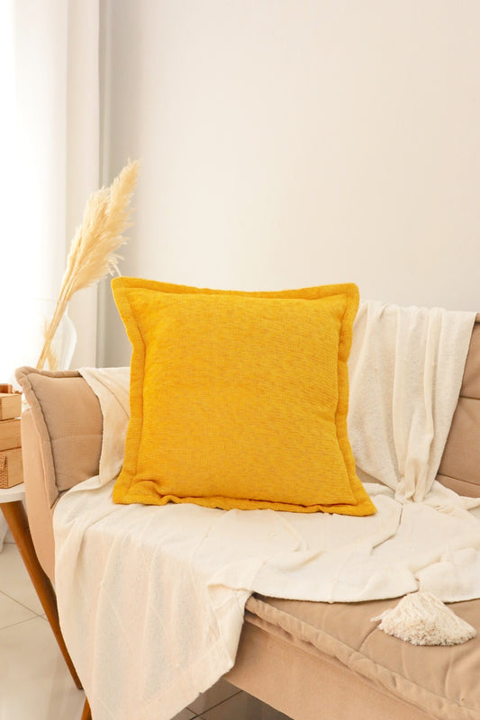 Capa de Almofada em Chenille com Aba Lateral Amarela 45x45