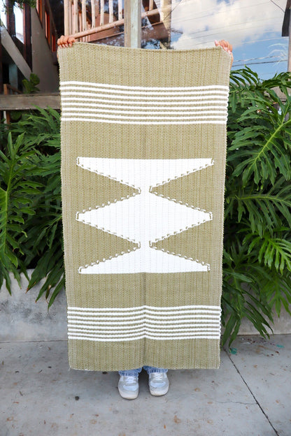 Tapete Médio Malha Verde Musgo com Bico Cru Sem Franja