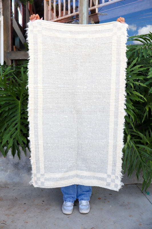 Tapete Médio Dupla Face Felpudo Cinza Sem Franja 0,80x1,40m