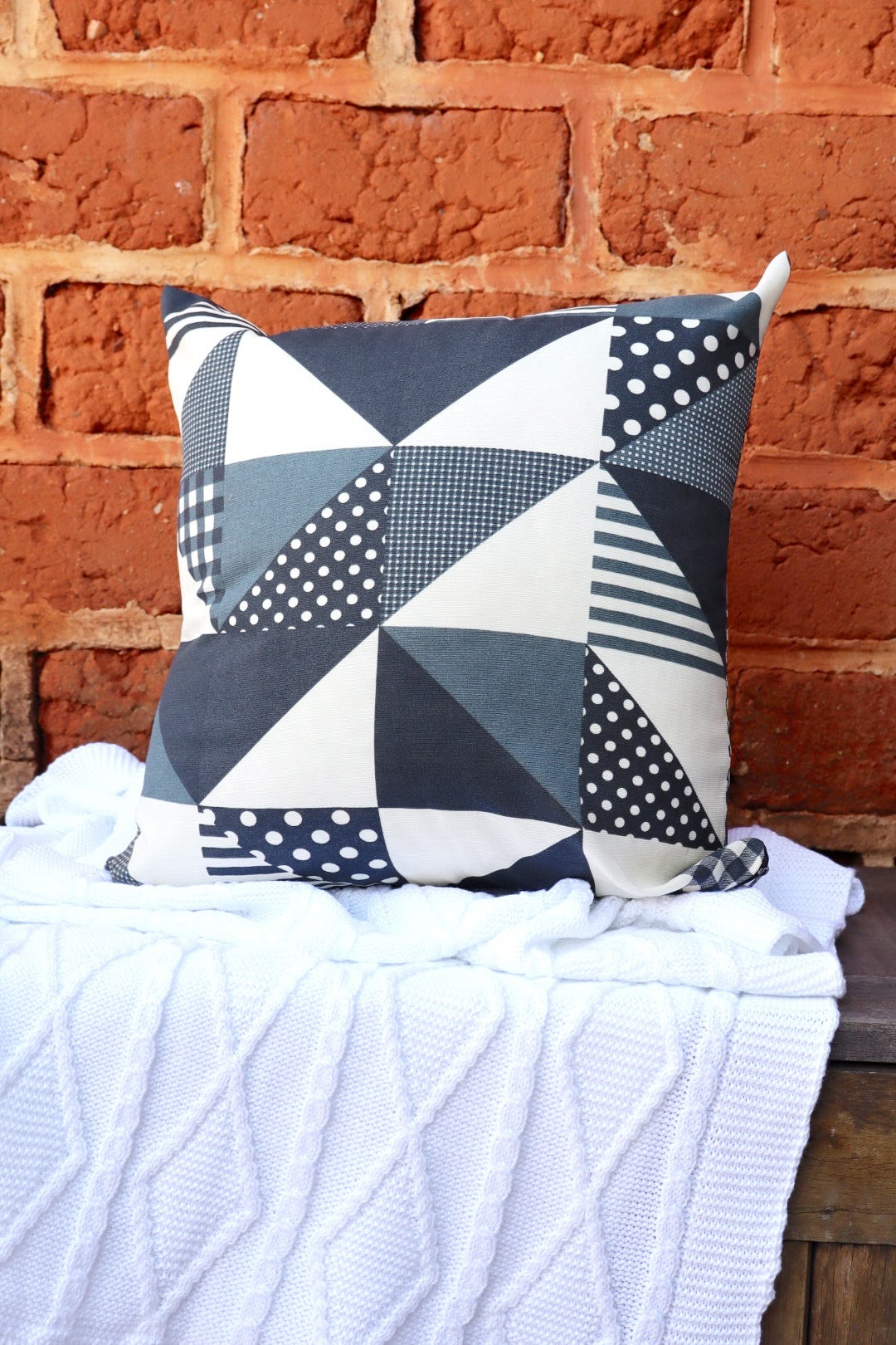 Capa de Almofada em Gorgurinho Triângulo Preta 45x45