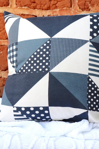 Capa de Almofada em Gorgurinho Triângulo Preta 45x45