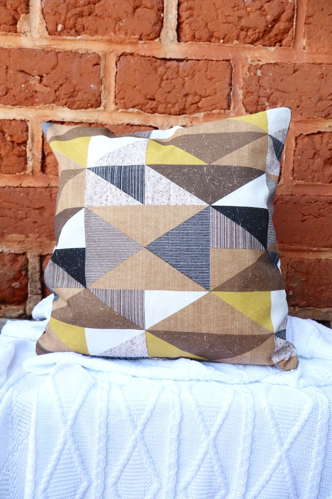 Capa de Almofada em Gorgurinho Triângulo Mostarda 45x45