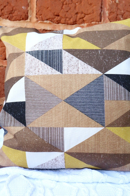 Capa de Almofada em Gorgurinho Triângulo Mostarda 45x45