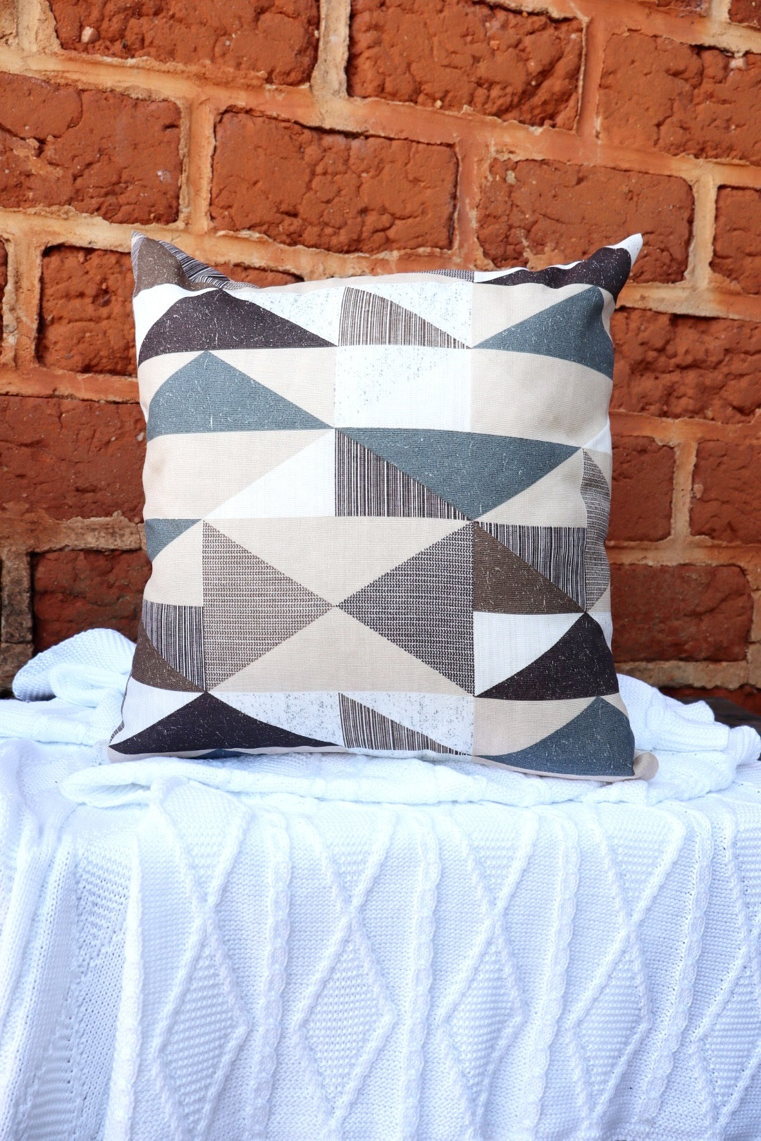 Capa de Almofada em Gorgurinho Triângulo Bege 45x45