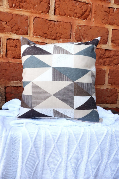 Capa de Almofada em Gorgurinho Triângulo Bege 45x45