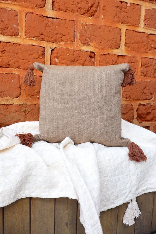 Capa de Almofada Boho com Pompom Marrom Mesclada 45x45