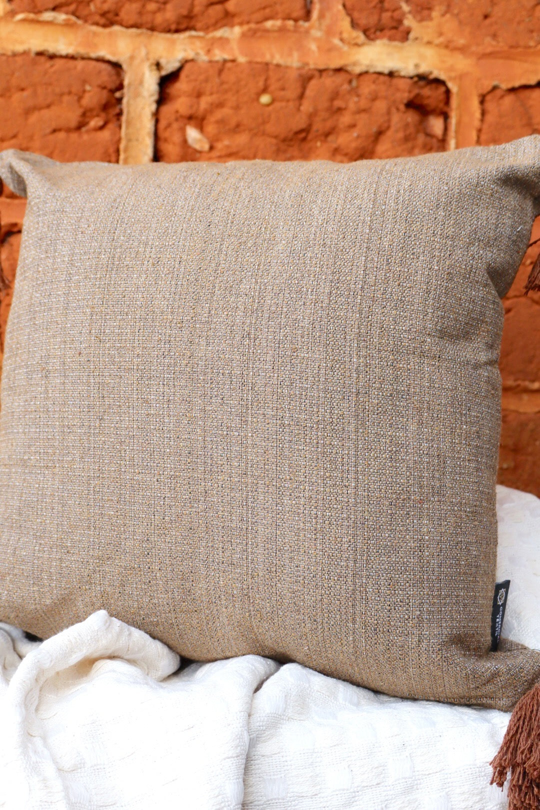 Capa de Almofada Boho com Pompom Marrom Mesclada 45x45