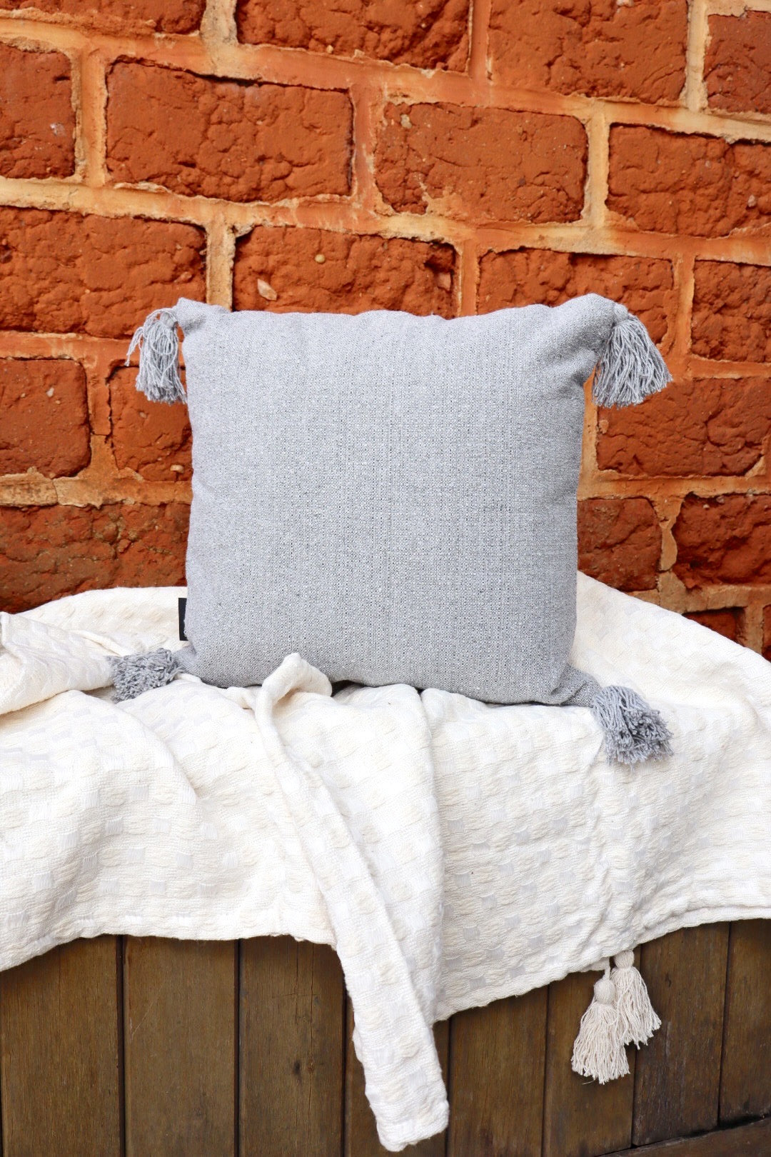 Capa de Almofada Boho com Pompom Cinza 45x45