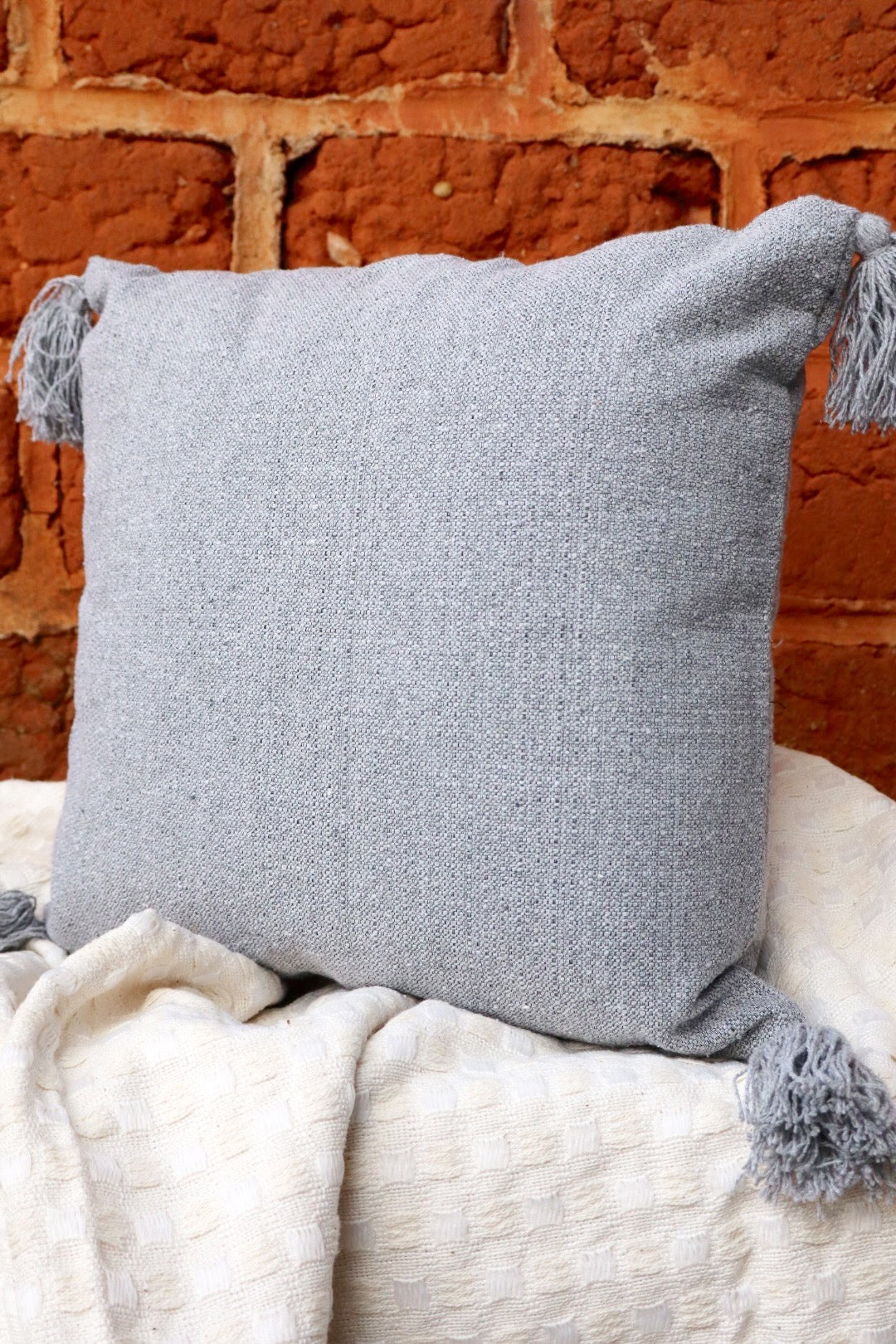 Capa de Almofada Boho com Pompom Cinza 45x45