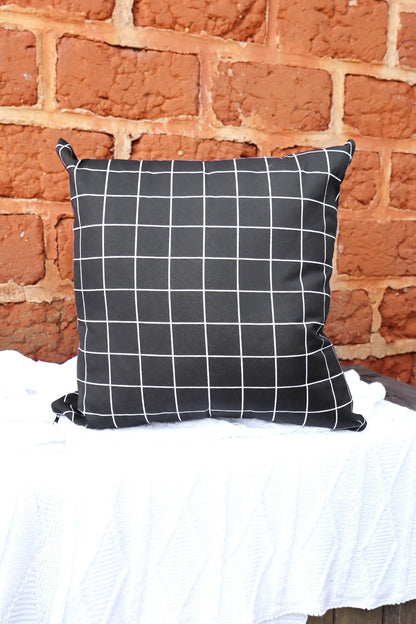 Capa de Almofada em Gorgurinho Grid Preta 45x45
