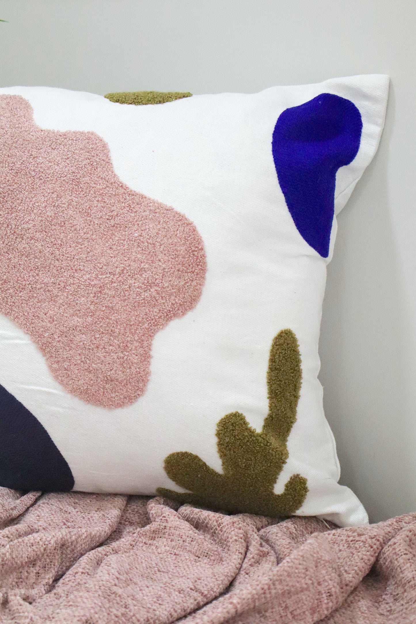 Capa de Almofada Bordada em Linho 45x45 Rosa e Azul